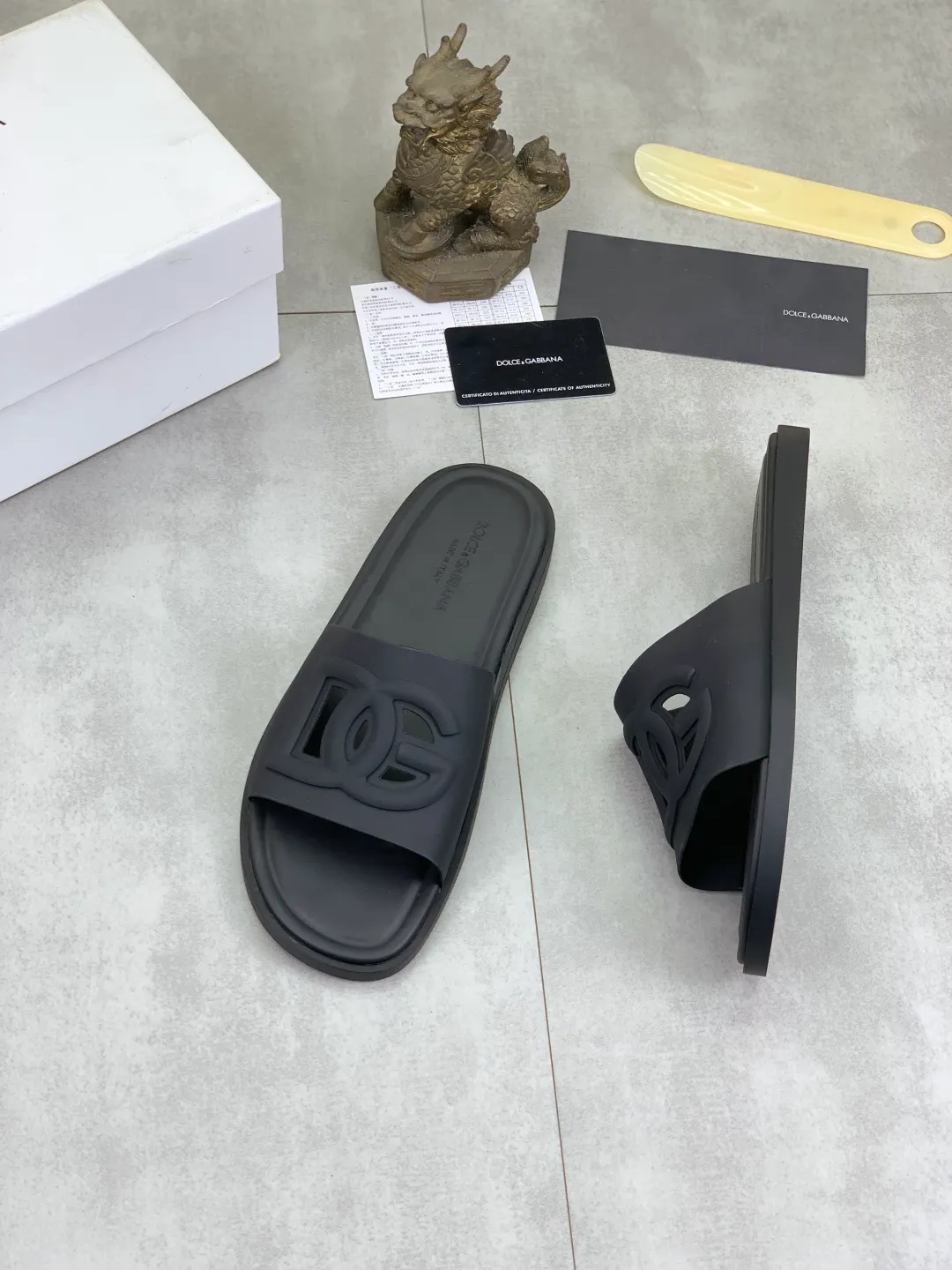 Men's shoes 💰P280 [New model] 💰High-quality slippers💎💎💎 DG official website synchronizes the latest slippers🩴 The highest version on the market, accept material comparison, shoe type comparison, process comparison, practical and textured, versatile and suitable for any occasion, the more you look at it, the more flavorful it becomes. Purely handmade craftsmanship - Upper material, calfskin imported from Italy 🇮🇹 - High-quality water-dyed sheepskin lining - Original high-quality private model customized combination outsole (super comfortable) -Size: 38-45 Color: 5️⃣ colors available